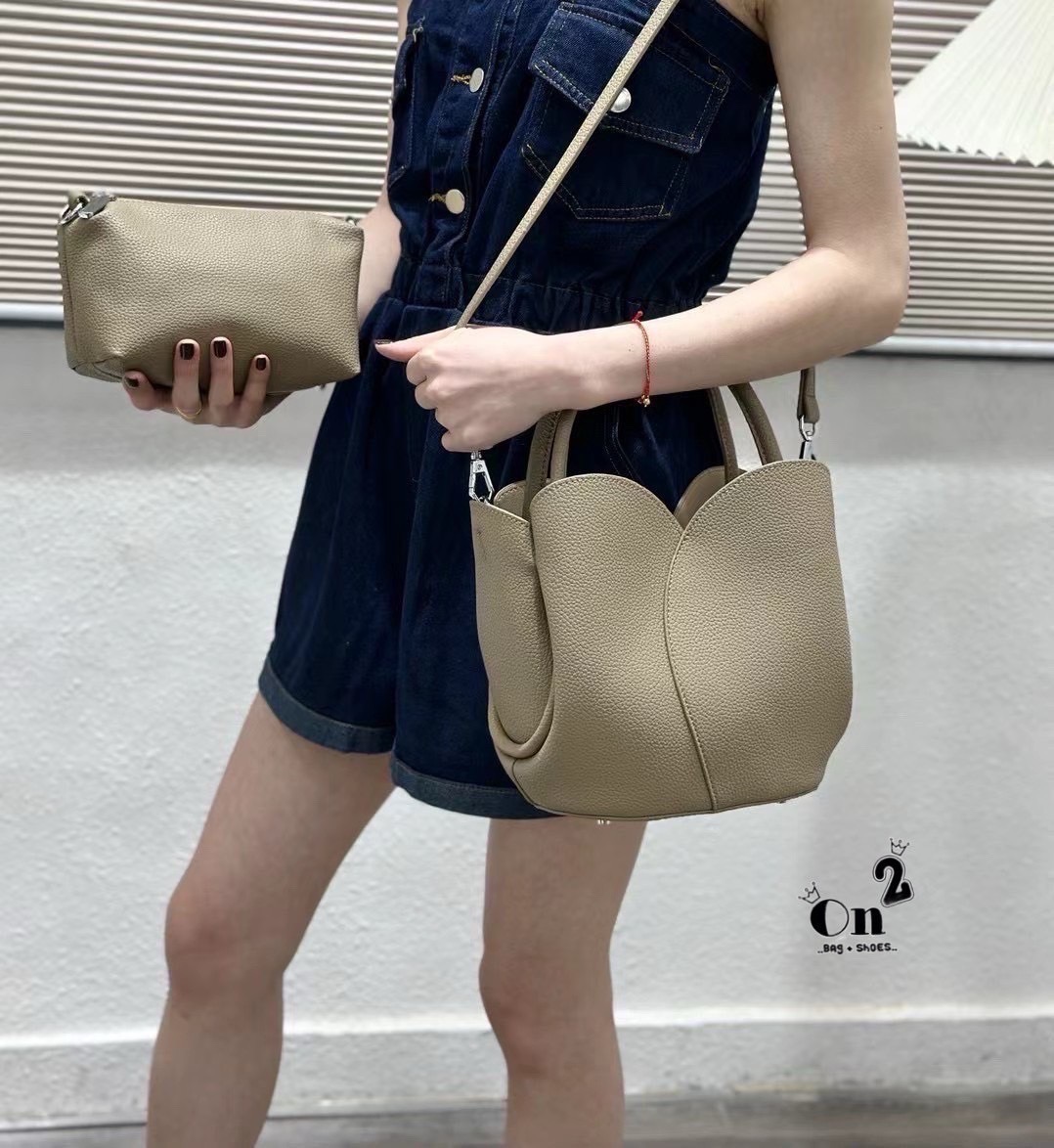 Classic Working PU Bag ▪️กระเป๋าถือ &สะพายข้าง ทรงดอกทิวลิป ทรงสวยมากวัสดุเป็นหนัง PU Premium มีกระเป๋าใบเล็กให้ 1ใบ และมีสายยาวให้ 2 เส้น