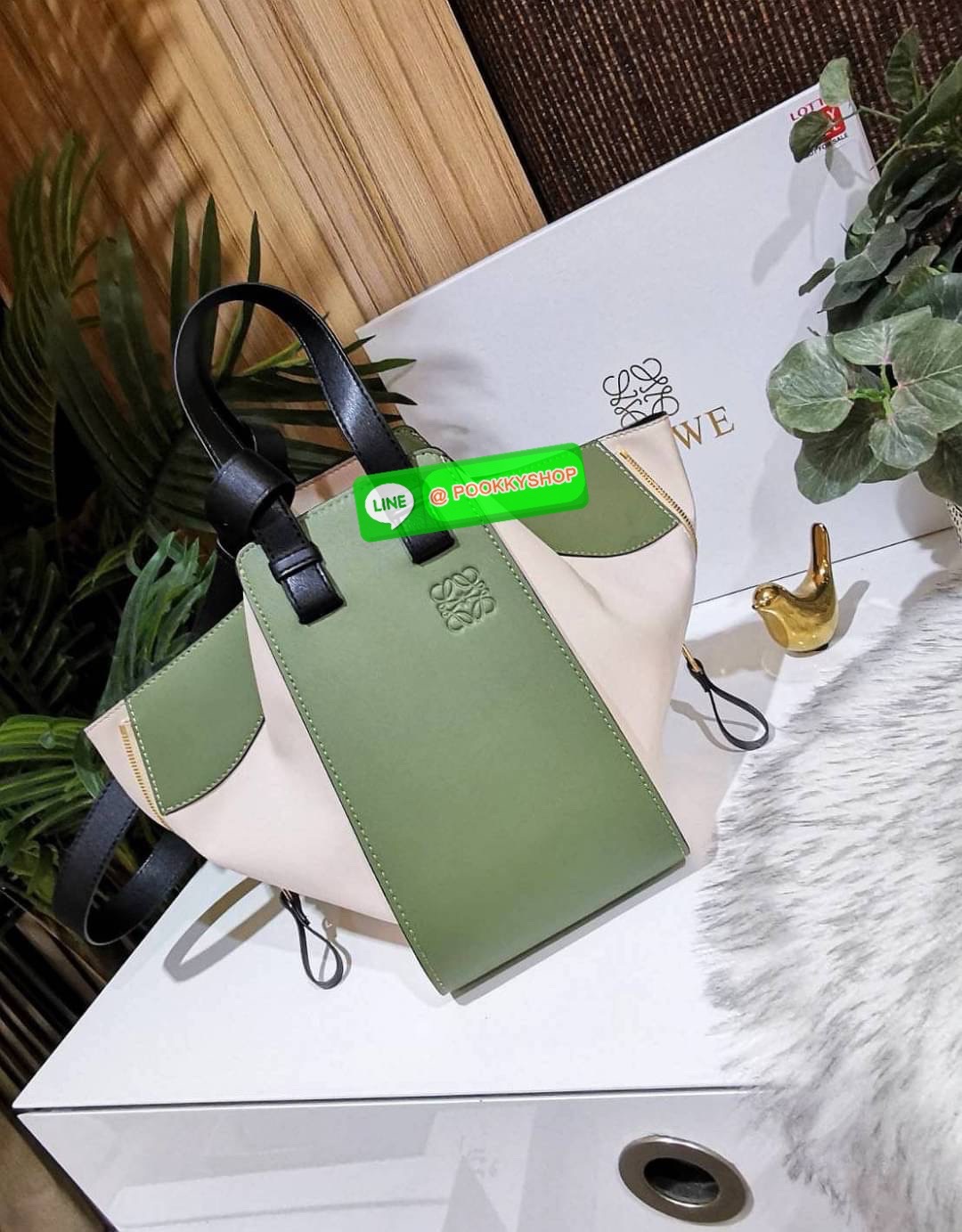 ✴️NEW ARRIVAL!✴️LOEWE HANDLE & SHOULDER BAG GIFT WITH PURCHASE GWP พรีเมี่ยมกิ๊ฟ Limited จาก LOEWE PERFUME DUTYFREE รุ่น Rare items สุดๆวัสดุหนังแท้ Calfskin หนังสวยดีไซน์มีเอกลักษณ์ ใบใหญ่กำลังดี น้ำหนักเบา สามารถปรับได้หลายทรงไม่จำเจ ด้านข