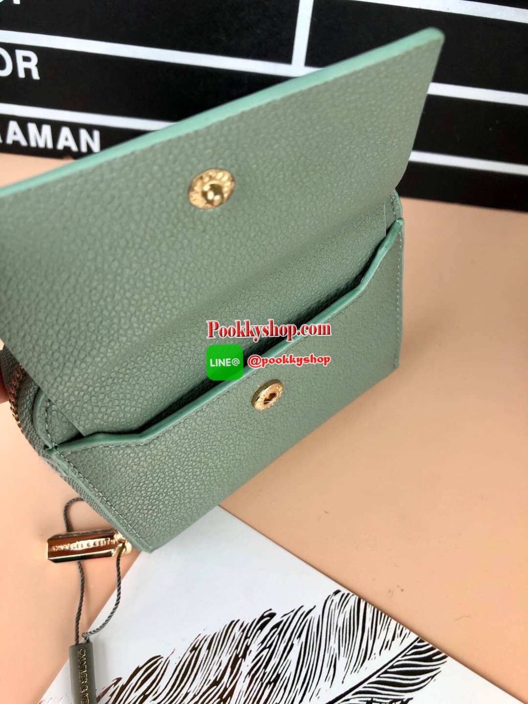 New arrival! Charles & Keith classic wallet กระเป๋าเงินใบสั้น จับถนัดมือมากเลยค่ะ ด้านหน้าปั๊มโลโก้แบรนด์สามารถเปิดกระดุมออกใส่การ์ดที่ใช้บ่อยได้พอดีค่ะ ช่องใหญ่เปิดปิดแบบกระดุม มีช่องการ์ด 8 ช่อง ช่องใส่ธนบัตรตามยาว และยังมีช่องซิปแยก สามารถใส่เหรียญหรือ