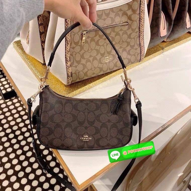 สะพายแล้วไม่ต้องพูดอะไร… คนก็รู้ว่าเรามีรสนิยม Coach C7223 – Swinger 20 รุ่นฮิต ลาย C คลาสสิก แต่งขอบหนังแท้ขาว ใบเล็กพกง่าย แต่ทรงสวยเก๋ ถือก็ได้ สะพายก็เป๊ะ ใช้ได้ทุกวันไม่มีเบื่อ แมตช์กับลุคไหนก็เข้า… เพราะความเรียบมีพลังในตัวเองค่ะ