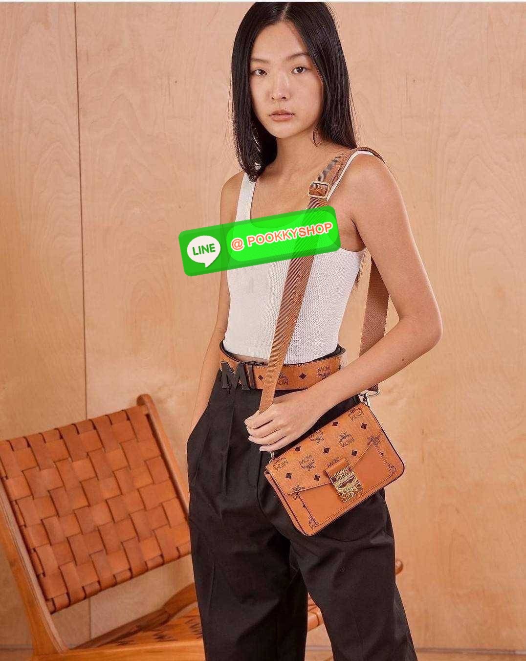 MCM SMALL MILLIE CROSSBODY IN VISETOAS กลับมาแน่นๆกับไอเท็มสุดฮิต!! ดาราเซเลปใช้กันเพียบ กระเป๋าสะพายข้าง ดีไซน์กึ่งสปอร์ต แต่แฝงความหรูในตัว ใช้งานง่ายด้วยขนาดที่พอเหมาะ และสายสะพายสปอร์ตที่สะพายคาดได้สะดวก จะสะพายข้าง สะพายแบบคาดอก ก็ดูดีไปหมด เปิด-ปิดด