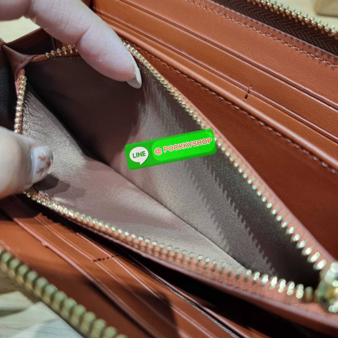 COACH CF218 COACH × PEANUTS LONG ZIP AROUND WALLET IN SIGNATURE CANVAS WITH PATCHES ใหม่ล่าสุด กับกระเป๋าสตางค์ใบยาวกึ่งคล้องมือ สวยดูแพง ดีไซน์ตกแต่งแพทช์เหล่าการ์ตูนยอดฮิต คลาสสิคไม่มีเอาท์ คมชัดมีเลเยอร์ วัสดุหนังแคนวาสเคลือบผิว ดูแลรักษาง่าย มาพร้อมสา