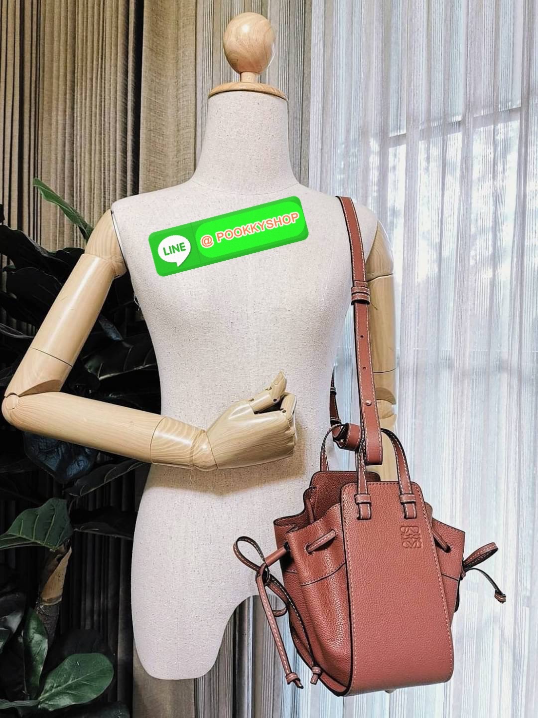 ✴️ห้ามพลาด!✴️LOEWE HANDLE & SHOULDER BAG GIFT WITH PURCHASE (GWP) กระเป๋าถือหรือสะพายหนังแท้พรีเมี่ยมกิ๊ฟ Limited จาก LOEWE PERFUME DUTYFREE รุ่น Rare items สุดๆวัสดุหนังแท้ Calfskin หนังสวยดีไซน์คงเอกลักษณ์แบรนด์ สามารถปรับใช้ได้หลายทรงด้าน