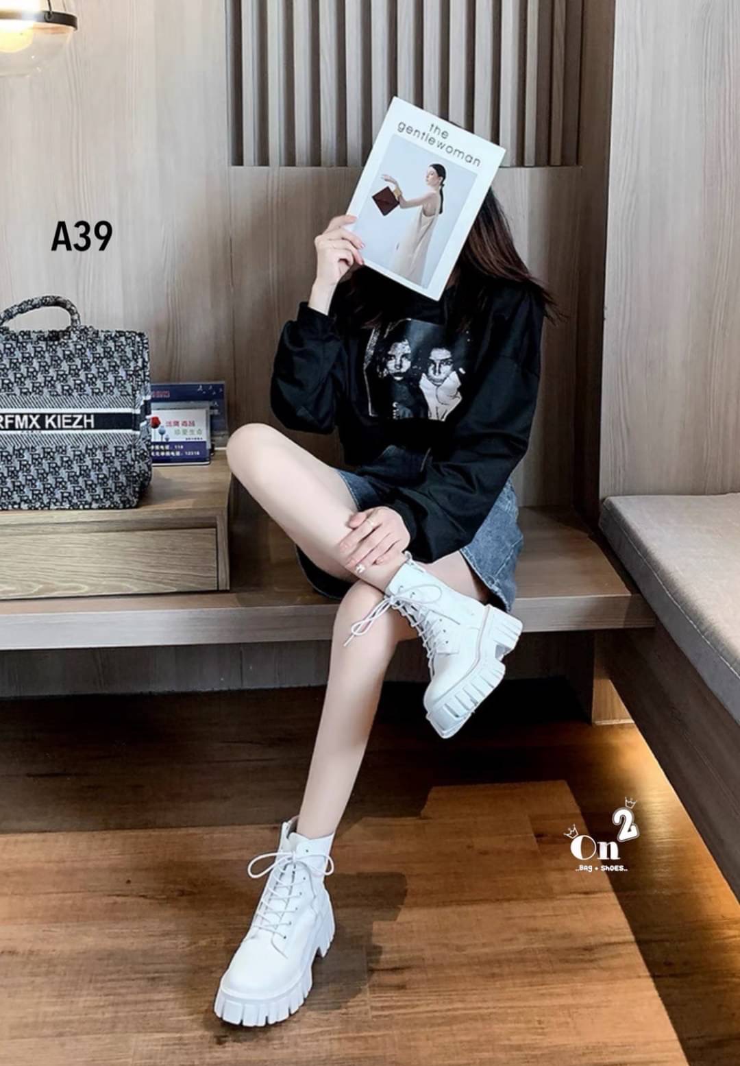 ลุคสนามบินออกบ้านทั้งทีรองเท้าต้องไม่ธรรมดาคร่า บูทเที่ยวเขา แค้มป์ปิ้งเดินป่า เช็คอินรีสอท หรือคาแฟ่สวยๆฟิวเมืองนอกเกร๋ๆ ถ่ายรูปสวยมากกและที่สำคัญบูทคู่นี้สวยแมทช์กับชุดได้ง่ายมากๆค่ะ