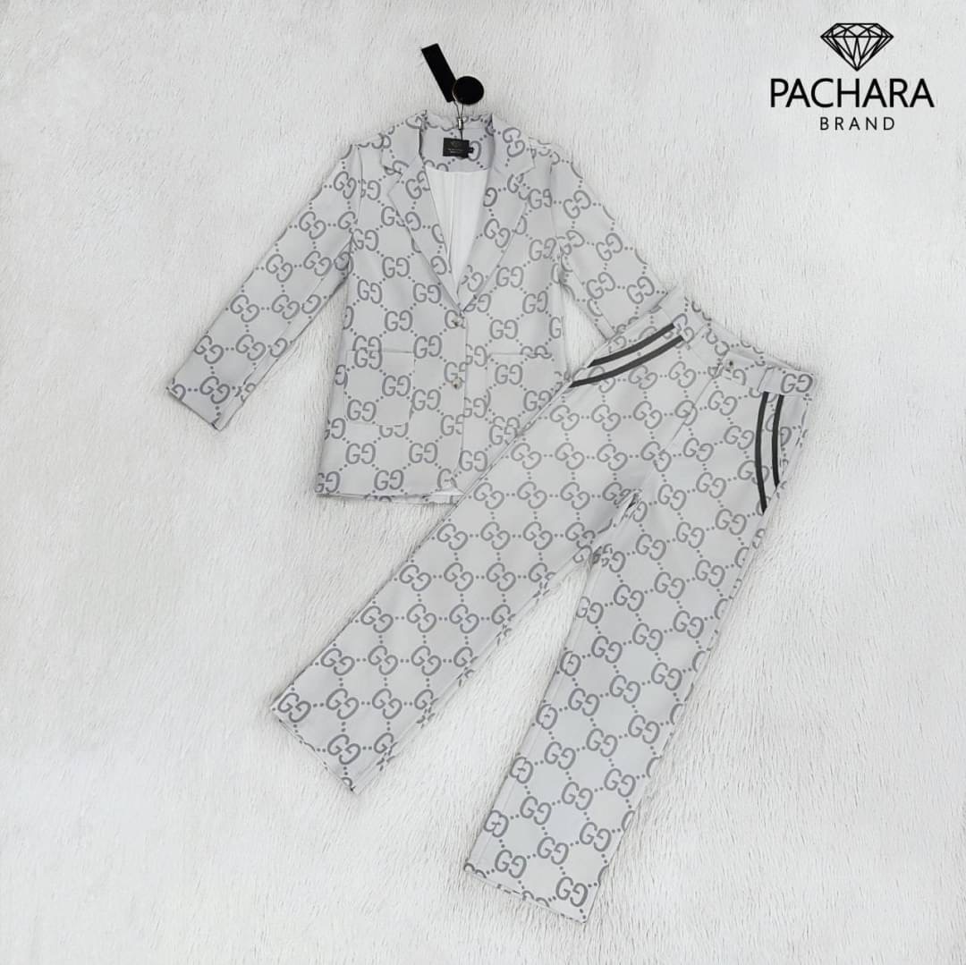 เซ็ต 2 ชิ้น เสื้อสูทแขนยาวสีเทาพิมพ์ลายแบรนด์ดังทั้งชุด แต่งกระเป๋าสองข้าง แมทช์คู่กับกางเกงขายาวเอวสูง เนื้อผ้าหนามีซับในอัดกาวอย่างดี งานซิปด้านหน้า รุ่นนี้แมทช์ง่ายใส่ได้หลายโอกาสเลยนะคะ