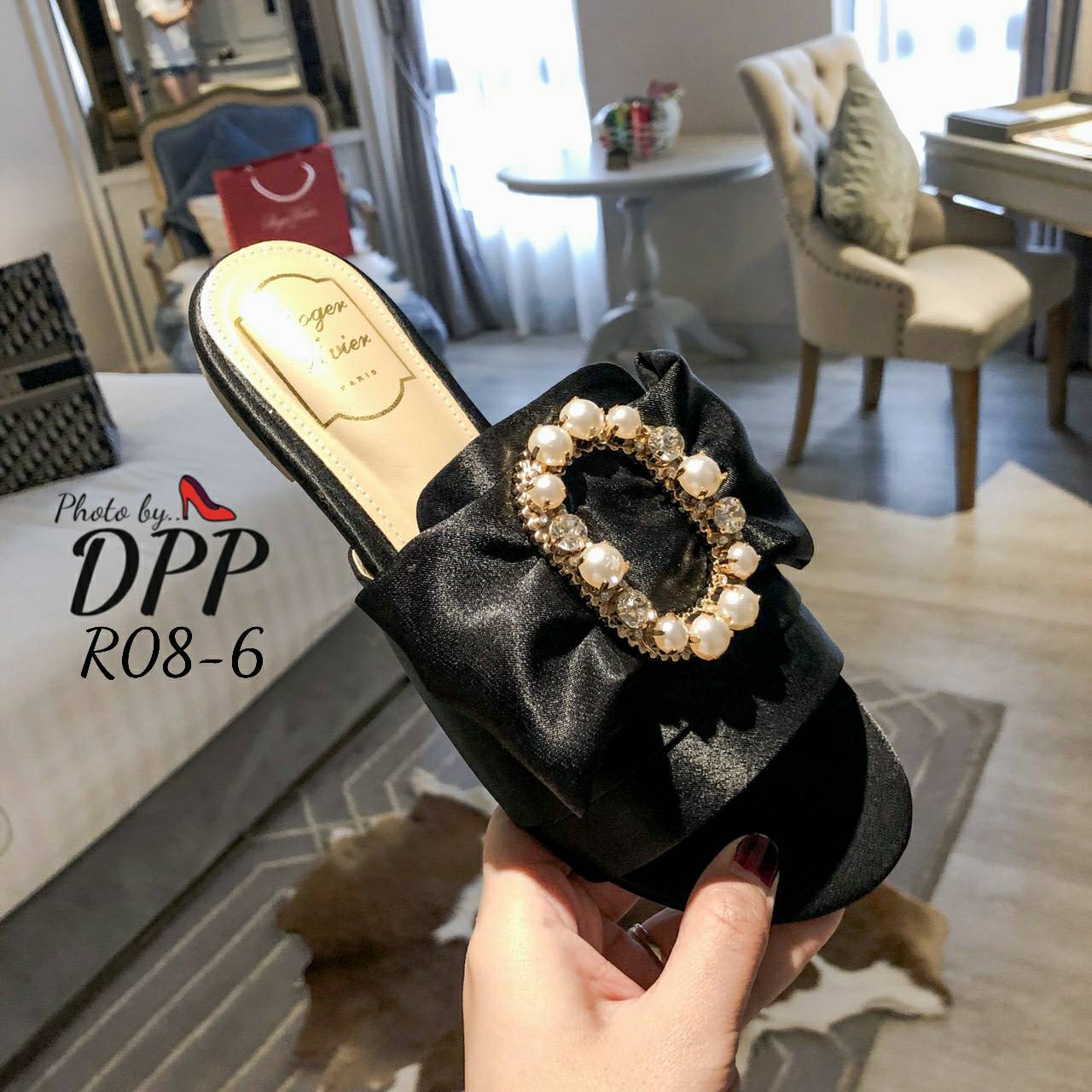 R08-6 พร้อมส่ง Roger vivier sandal 2019 งานใหม่ล่าสุดชนshop ไปเลยจ้า สวยตาแตก ทั้งเพชรทั้งมุข มาเต็มขนาดนี้ รีบจัดเลยน๊า งานผ้าซิน ส้นแบน ทรงสวม สวยม๊ากกกกกก