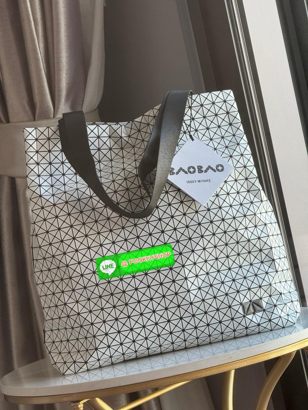 Baobao Issey Miyake Cart S geometric tote bag รูปทรงที่สร้างขึ้นโดยบังเอิญ' เสื้อผ้าที่มีโครงสร้างและได้รับการออกแบบทางวิศวกรรมอันเป็นเอกลักษณ์ของแบรนด์ ส่งต่อไปยังเครื่องประดับที่น่าประทับใจและไร้กาลเวลาเหล่านี้ กระเป๋าโท้ต Cart ประดิษฐ์ขึ้นจากการตั