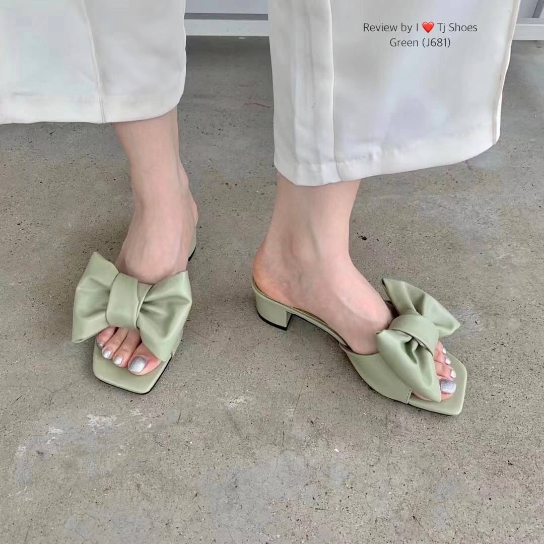 พร้อมส่งรองเท้านำเข้าที่สวยเกร๋ขายดีสุดๆ หนังรุ่นนี้นิ่มมาก ด้านหน้าแต่งด้วยโบว์น่ารักๆ สวมใส่ง่าย เรียบเก๋ดูดี สวยมาก ใส่ได้เรื่อยๆ แมทกับชุดอะไรก้ดูเก๋ดูน่ารักมาก ควรมีไว้เป็นคู่โปรด ของจริงงานดีมากสวยมาก ตรงปกแน่นอน เพราะรูปถ่ายจากสินค้าจริง เป็นรุ่นที