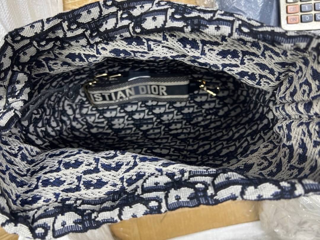 Dior Wicker Basket Bag กระเป๋าตะกร้าสานDior ทรง bucket งานถักสวยๆ สไตล์วินเทจ รุ่นนี้มาพร้อมความเก๋แปลกตาที่เป็นงานหัตถกรรมอักษรและโลโก้ CHRISTIAN DIOR ที่ได้ซับในเป็นผ้าโดยดิอรแบบหูรูด ไซส์ใหญ่ใส่ของได้ครบจบที่ใบเดียว