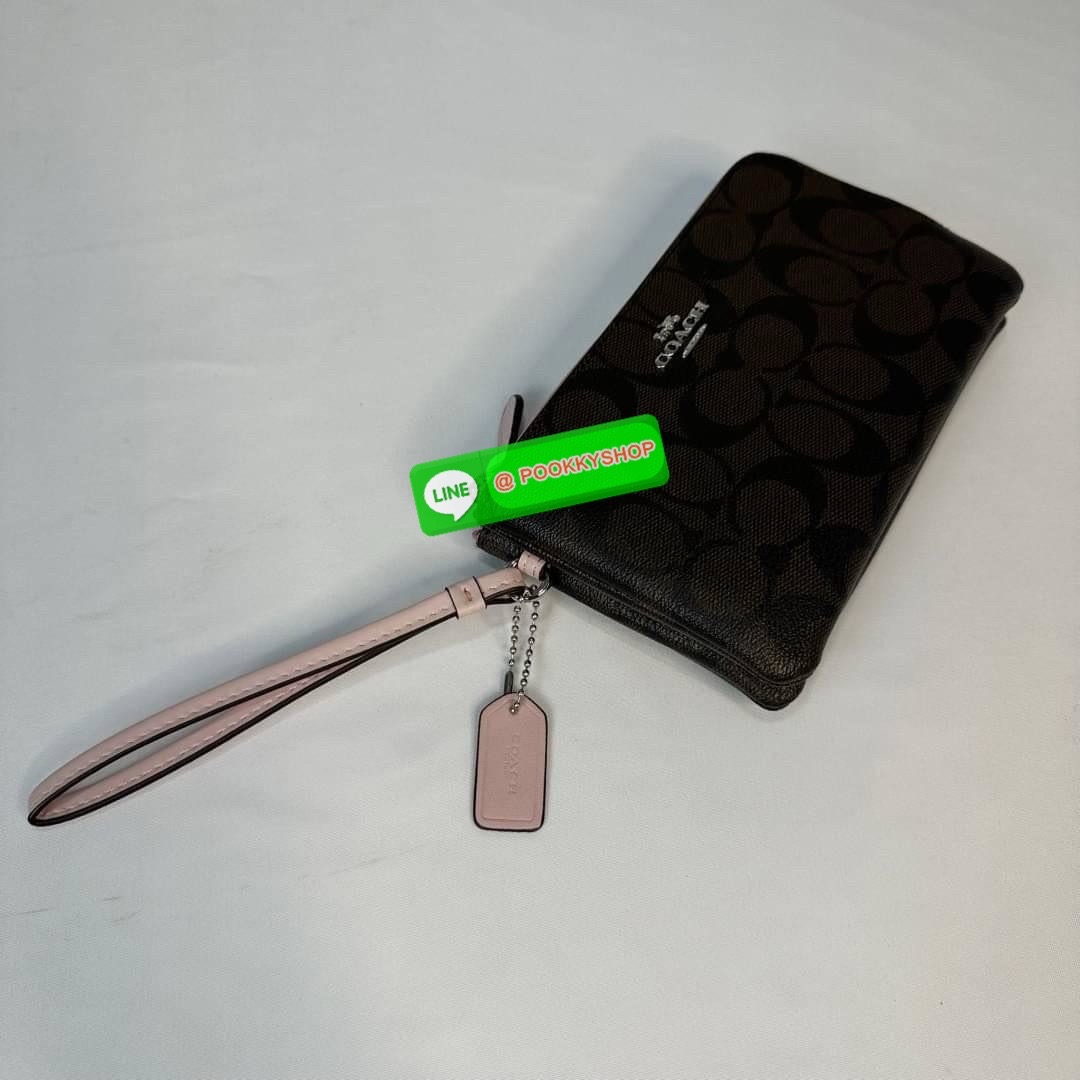 กระเป๋าคล้องมือ COACH 87591 DOUBLE CORNER ZIP WRISTLET IN SIGNATURE CANVAS (COACH 87591 ） กระเป๋าคล้องมือ2เซิปใหญ่ ลายCหนังและ ด้านในเป็นผ้า แบ่งเป็นช่องเล็กๆใส่เหรียญใส่แบงค์ใส่บัตร แล้วแต่จะใส่มีหลายช่อง ใส่โทรศัพท์ได้ทุกรุ่นพร้อมสายคล้องมือ