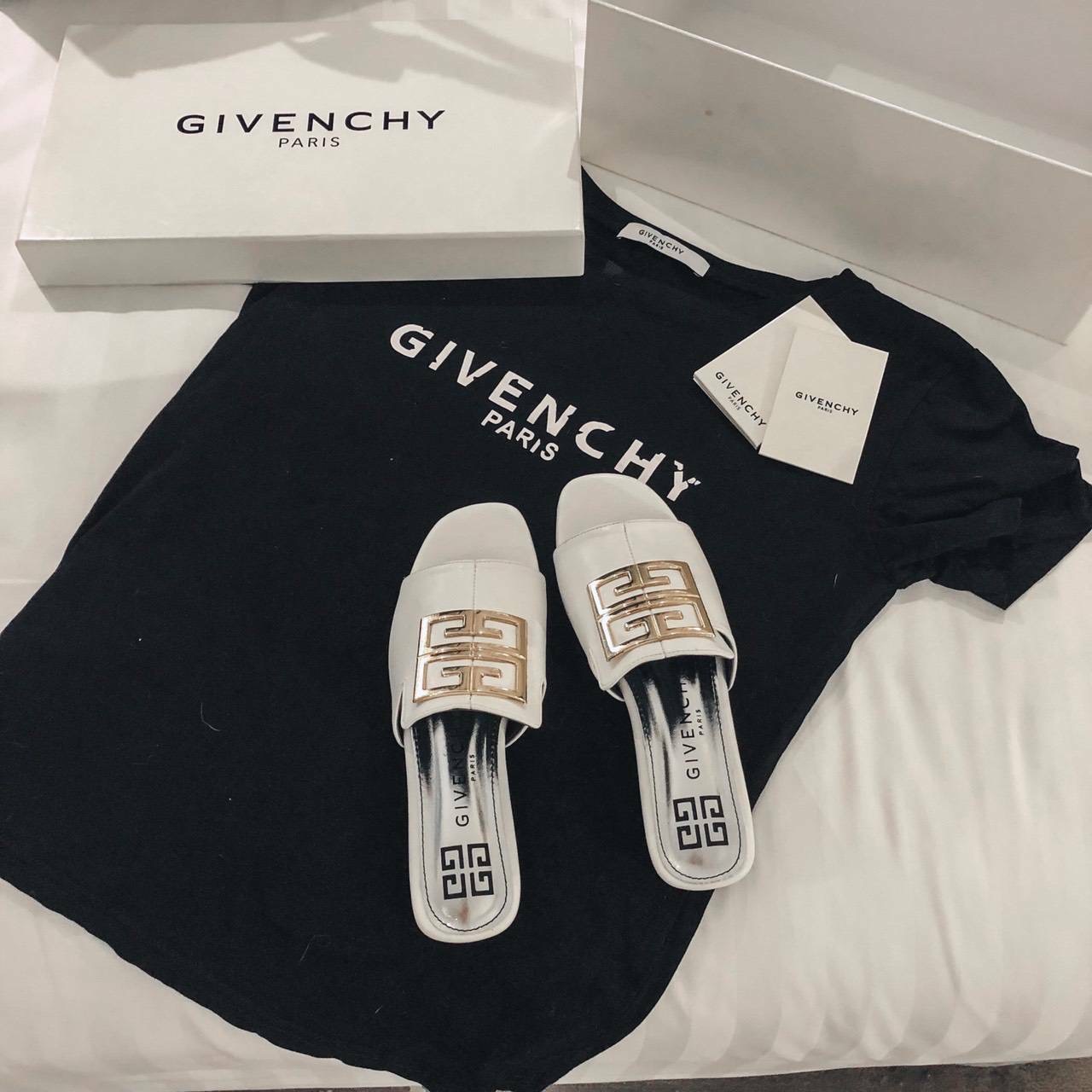 พร้อมส่ง ฮอตๆๆๆ เลยคะ ตัวนี้ เพิ่งมาคะ แตะ givenchy ตัวใหม่ล่าสุด รองเท้าแตะหน้าสวม หนังนิ่ม ทรงสวยมาก เก็บหน้าเท้าได้ดี สาวหน้าเท้ากว้างใส่ได้จ้า *งานปั้มแบรนด์ กล่องเรียบน๊า