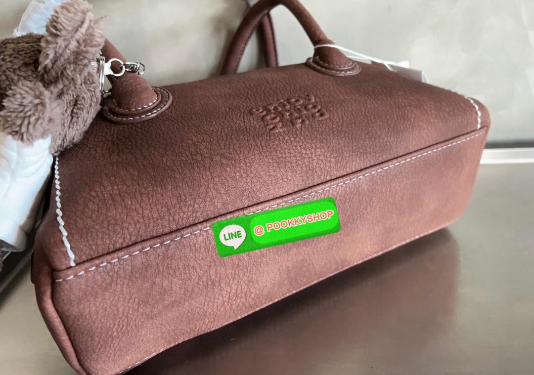 Chio’2nd Suede leather handbag//shoulder bag 💼 💋พร้อมตุ๊กตาหมีแบรนด์ตามรูปหนึ่งตัวค่ะ! 🔖พร้อมส่ง! น้องมากับความน่ารักและเบาเงินในกระเป๋าอีกเช่นเคย ✔️รุ่นนี้ใช้หนังกลับอย่างดีกึ่งกำมะหยี่ ลายหนังสวยมากๆ มีความนิ่มและเบาค่ะ &#