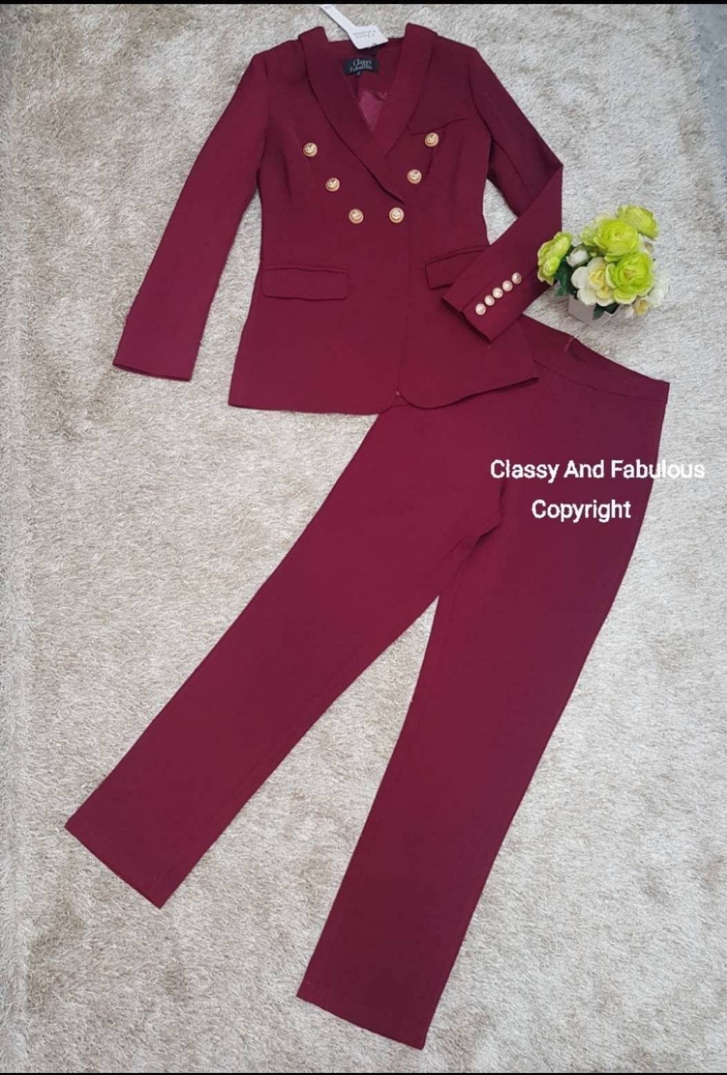เสื้อสูท กางเกงขายาว เสื้อคอสูท ผ้าเรียบกระดุมทอง6เม็ด ปลายแขนก็ติดกระดุมเรียงมีกระเป๋าล้วงได้จิง ทั้ง2ข้าง มาพร้อมกางเกงขายาว ซิปหลัง เนื้อผ้าดีฝุดๆ ใส่แล้วหรูแบบเซเลบ มีความเกร๋ใส่ทำงานก็ได้ หรือใส่ได้ทุกโอกาส สาวๆต้องมีไว้นะคะเพราะผ้าเราดีจริงๆมากไม่ผิ