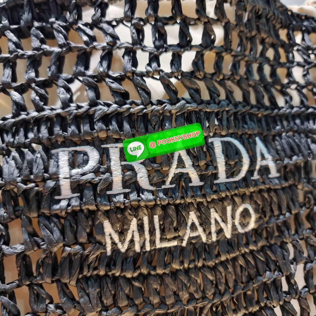 PRADA RAFFIA TOTE BAG สวยไม่ซ้ำใคร สไตล์บีช เหมาะมากกับการสะพายไปเที่ยวทะเล หรือจะใช้ในวันสบายๆก็ตอบโจทย์ กับกระเป๋าสะพายสานใบใหญ่ ตัวกระเป๋าเป็นวัสดุสังเคราห์จากธรรมชาติ สานทอเต็มใบออกมาเป็นลวดลายสวยงาม มีกระเป๋าซับในให้ สำหรับใส่ของเป็นสัดส่วน และรูดปาก