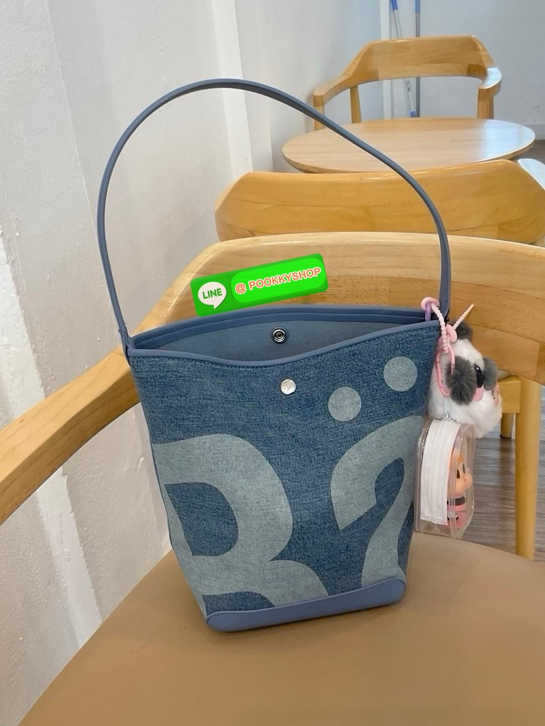 เข้าแล้วค่ะ! กับ Rally movement กระเป๋าทรงถังยอดฮิตที่สุดในปี 2024 ยอดจองคือถล่มโซเชียล จัดให้ในราคาน่ารัก ด้านในกว้างขวาง แข็งแรง สามารถใส่ไอแพด ใส่สมุดได้ #รุ่นนี้ทุกคนต้องมีจริงๆ ตัวกระเป๋างานเนี้ยบเป๊ะ มาพร้อมป้ายห้อยครบ สุดปัง พร้อมส่งวันนี้แล้ว2สี จ