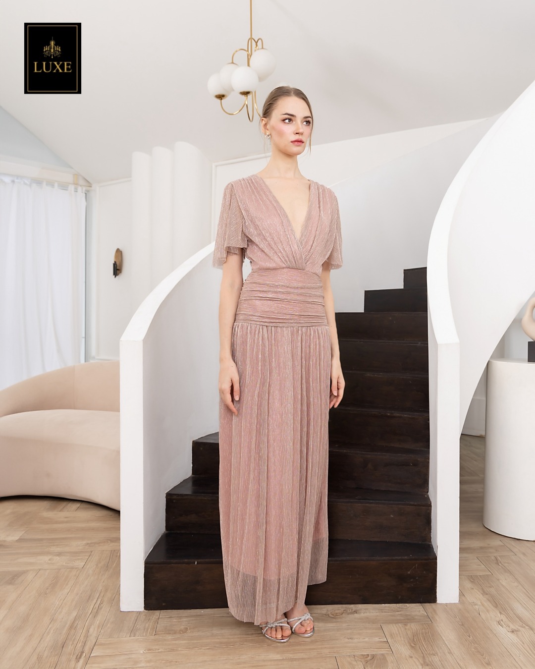 เดรสแฟชั่น แม็กซี่เดรสเสื้อคอวีป้าย แขนระบาย กระโปรงจับเดรปเข้ารูปตรงสะโพก