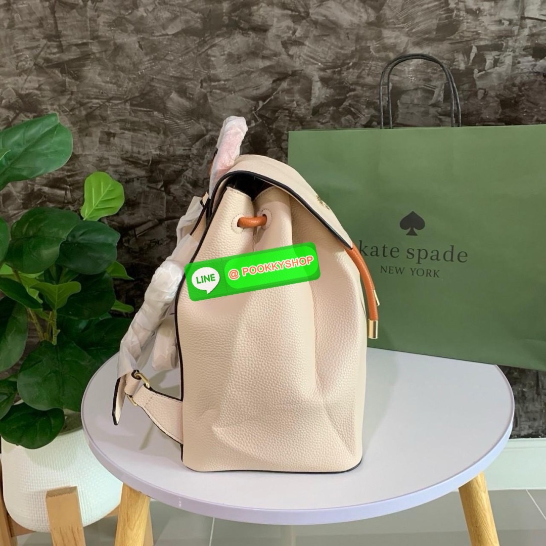 KATE SPADE NEW YORK Sinch Pebbled Leather Medium Flap Backpack กระเป๋าสะพายเป้หนังนิ่มลายหนังสวย ด้านหน้าตกแต่งด้วยชื่อแบรนด์ มีช่องซิปเล็กด้านข้างกระเป๋า 1 ช่อง ช่องใหญ่เปิด-ปิดด้วยตัวรูด ด้านในโล่งกว้างจุของได้เยอะมาก และมีช่องซิปใส่ของจุกจิกค่ะ