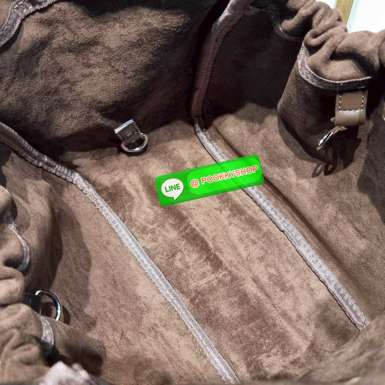 Merge a day bag (medium) 🔆 Details จะกี่รุ่นก็แรงไม่ไหว! กับกระเป๋าสะพายทรงสวย รุ่นผ้ากำมะหยี่ โทนสีน้ำตาลที่กำลังอินมากสำหรับปีนี้ รูปทรงยืดหยุ่น สามารถปรับปีกกระเป๋าเก็บทรงได้ สายสะพายคล้องไหล่ในตัว ภายในมีกระเป๋าผ้าซ้อนให้ ถอดออกได้ (มีอะไหล่เก