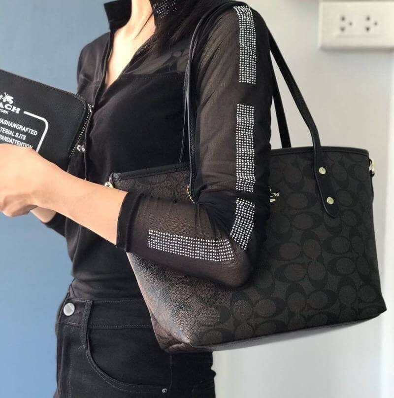 (hot)🔥🔥 Coach ทรงช้อปปิ้ง เกรดท็อปมิลเลอร์ กระเป๋าถือ สะพายข้าง งานวัสดุเกรดมิลเลอร์ทั้งใบ งานปั้ม เป๊ะทุกจุด ติดโลโก้ Coach ถุงผ้าปั้มเเบร์น coach มีใบเล็ก มีสายยาวปรับได้ ขนาดสวย รุ่นนี้ขายไวมากจ้า