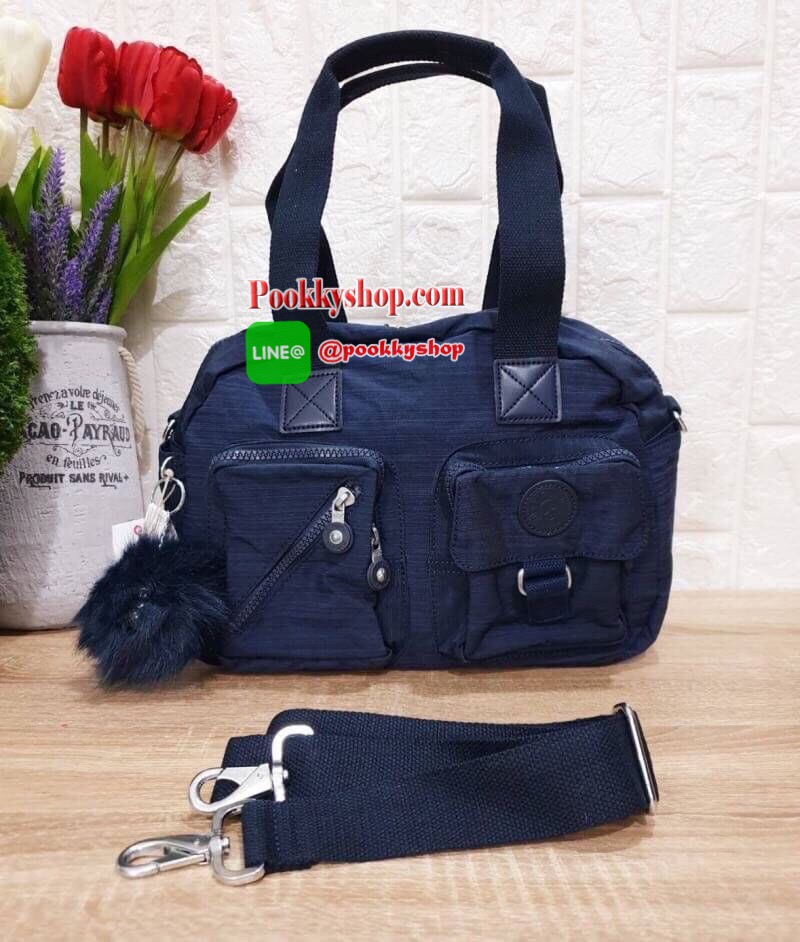 Kipling Women’s Defea Top-Handle Bag กระเป๋าถือหรือสะพายทรงตั้งสวย มีช่องใส่ของแยกเป็นสัดส่วนทั้งด้านในและนอก มีสายสะพายถอดและปรับความยาวได้ฟรีไซส์ มาพร้อมพวงกุญแจลิง น่าใช้คุ้มค่ามากๆจ้า