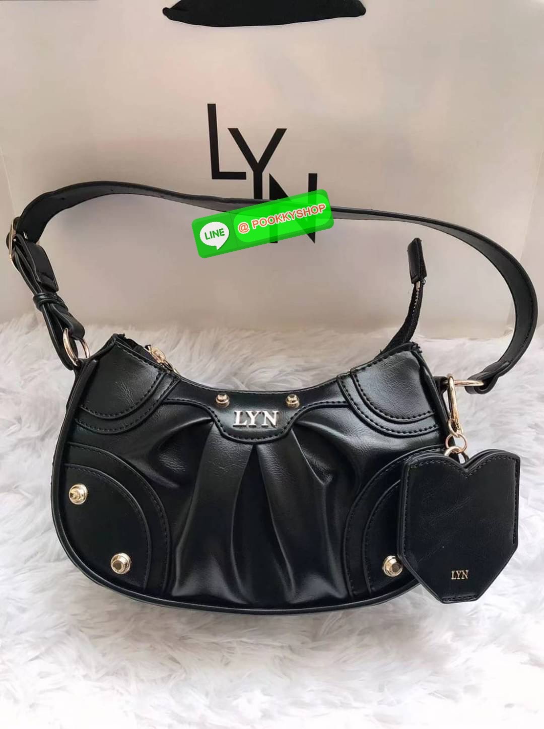 Lyn แท้ Outlet รุ่น Boogie ดีไซน์เรียบง่าย แมชท์ได้ทุกลุค มาพร้อมสายสะพายยาว ปรับระดับได้ เปิดปิดด้วยซิปด้านบน