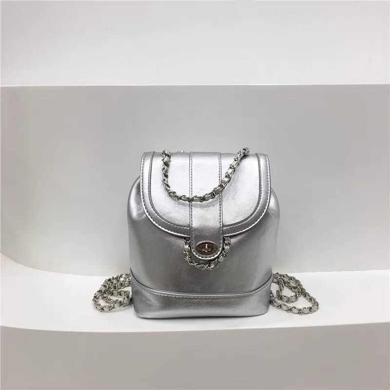 𝙉𝙀𝙒 𝙉𝙀𝙒 กระเป๋างานเกาหลีเกาใจ รุ่นนี้น่ารักทรงเป้เปิดด้านหน้าฐานกระเป๋าแข็งแรงอยู่ทรงใส่ของได้เยอะ สายยาวสะพายได้ อไหล่เงินสวยมาก แมทส์กับชุดไปเมืองนอกคือดียจ์ ใบกำลังดีใส่ของได้เยอะ จัดเลยค่ะ