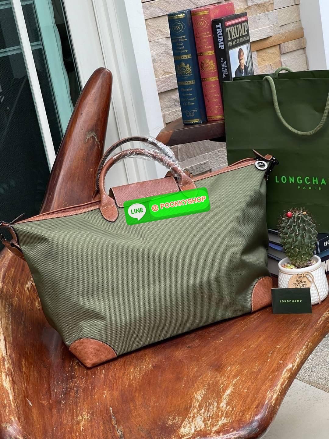 💕 LONGCHAMP BOXFORD TRAVEL BAG L กระเป๋าเดินทางขนาดใหญ่ มาพร้อมสายสะพายที่สามารถถอดได้ ให้คุณเลือกสะพายไหล่หรือถือได้ มีซิปรูดเปิดปิดกระเป๋าที่ให้คุณมั่นใจได้ว่าคุณจัดเก็บไอเท็มของคุณได้อย่างมิดชิด บ็อคฟอร์ด (BOXFORD) สะท้อนความเป็นเอกลักษณ์ของแบร