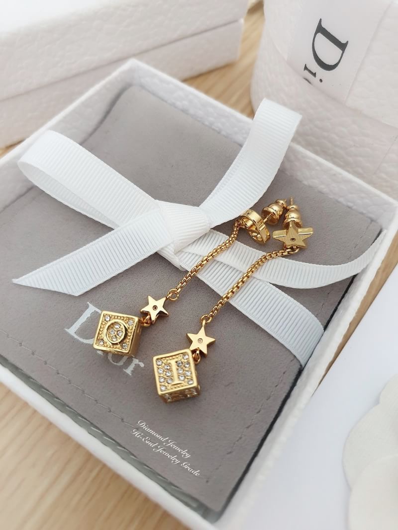 Super Hi-End Quality !!!!! ((งาน 1:1 เหมือนแท้ที่สุดในท้องตลาด)) Christian Dior Earring คอลล่าสุดค่ะงานอย่างใส่ออกมาน่ารักมากๆค่ะ มีแสตม Dior สวยเป๊ะ งานจิวสวยๆจาก Dior สาวกดิออพลาดไม่ได้เลยนะคะ ใส่ได้ตลอดไม่มีตกยุคคร๊าา อะไหล่สีทอง หรูหรา สาวๆห้ามพลาดเด็