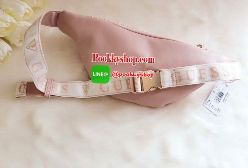 GUESS GESABEL GYM FANNY PACK กระเป๋าหนังคาดเอว/อก ด้านหน้าปั๊มโลโก้แบรนด์ทรงสามเหลี่ยม ตัวกระเป๋าเปิดปิดด้วยซิปใช้งานง่าย มี 2 ช่องซิป มีลูกเล่นซ่อนซิปหน้าคาดปิดด้วยสายพิมพ์โลโก้ ภายในกระเป๋าโล่งกว้าง สามารถใส่มือถือได้ทุกรุ่น จุของได้เยอะ รับรองถูกใจสาวๆ