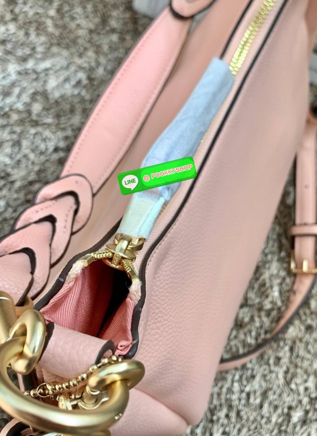 COACH JULES HOBO BAG ((C9189//9190)) 🌍พร้อมส่งที่ไทย! ต้องบอกก่อนว่าหนังรุ่นนี้อย่างดี นิ่มมากๆ สัมผัสแล้วรู้สึกละมุน กับกระเป๋าใบใหญ่ ทรงสวย เปิดปิดกระเป๋าแบบซิปมีหนังห้อยเพิ่มความเก๋ตรงหัวซิปค่ะ ภายในกระเป๋ากว้างมาก ใส่สัมภาระได้ครบครัน หายห่วงเ