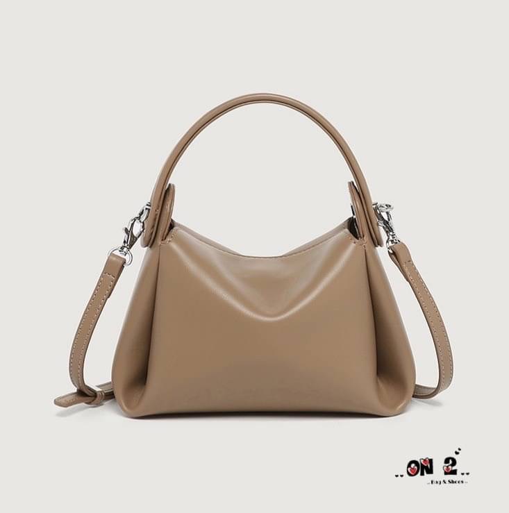 Viva PU Premium Debut งานใหม่ล่าสุด Viva ใบกระทัดรัดกำลังดี มีหูจับ ใช้งานง่าย น้ำหนักเบา ใช้ได้หลายโอกาส ถือสวยมากก สายสะพายยาวก็เก๋ ฝาปิดเป็นเเม่เหล็ก หนังเรียบ คุณภาพดี เป็น everyday bag ได้เลยค่าา