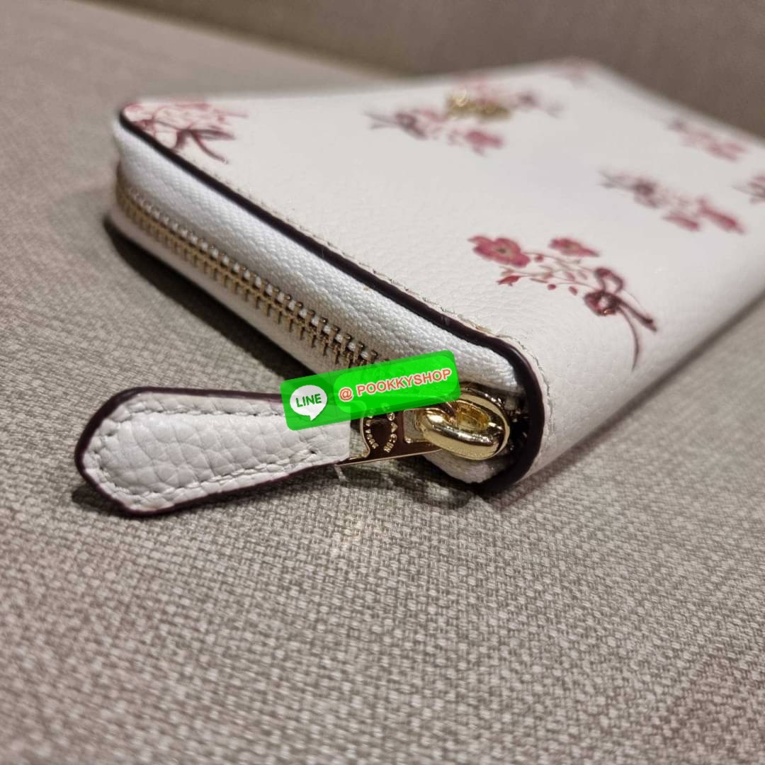 COACH 28444 ACCORDION ZIP WALLET WITH FLORAL BOW PRINT กระเป๋าสตางค์ใบยาว ลวดลายดอกไม้สุดฮิต คอลเลคชั่นที่ขายดีขายได้ตลอดกาล วัสดุหนัง pepble สวยคม เปิด-ปิดด้วยซิปรอบ รูดใช้งานง่าย ใส่มือถือได้ ใส่บัตร ใส่ธนบัตรได้สบายๆ สวยเกินราคาแบบนี้ สาวๆห้ามพลาดน้า!!