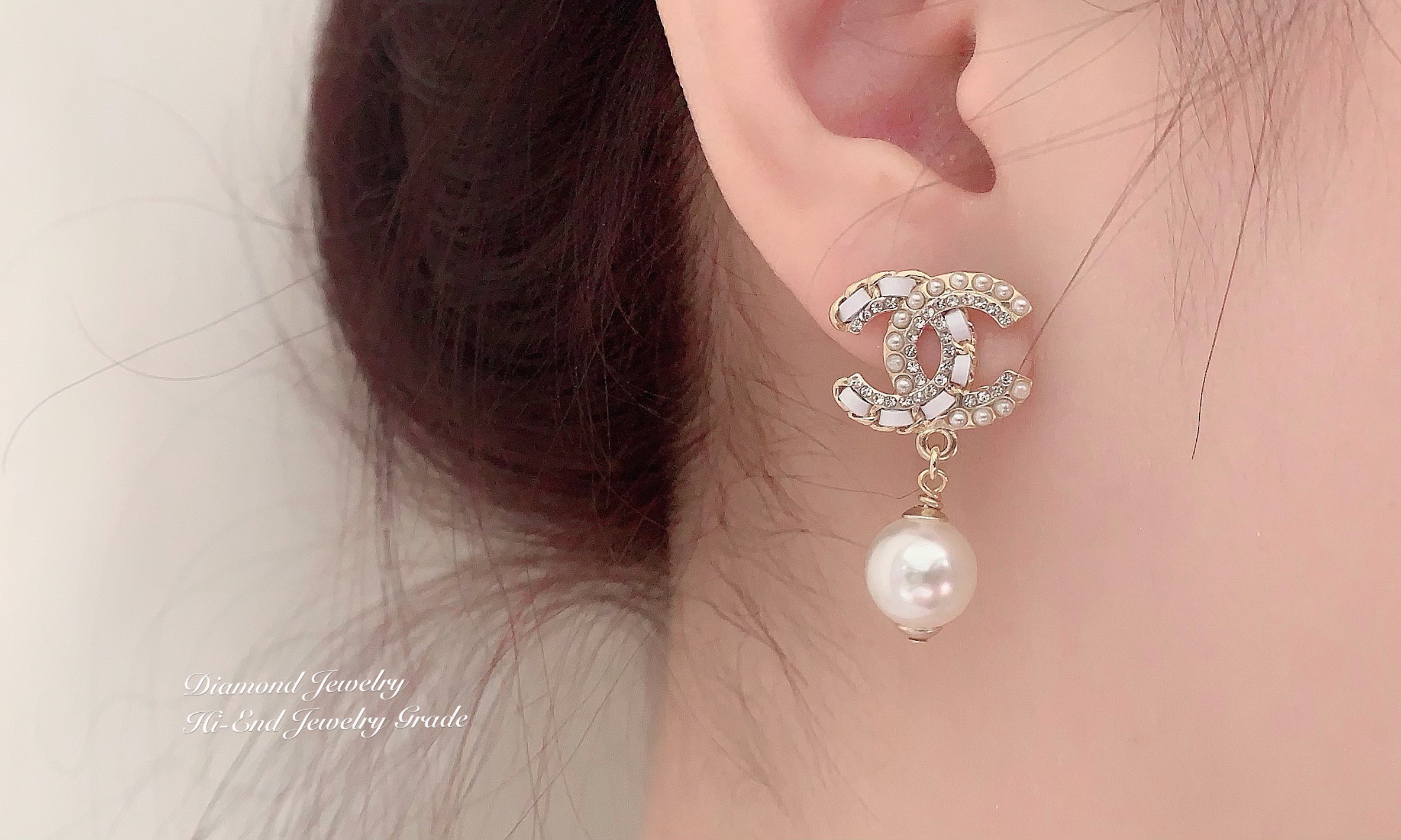 Super Hi-End Quality !!!! ((งาน 1:1 เหมือนในช็อปมากที่สุดในท้องตลาด)) Chanel Earring ต่างหูชาแนลงาน 1:1 เหมือนของแท้เป๊ะๆค่ะ รับรองงานสวยมากกกกก ดูหรู ดูผู้ดีสุดๆ งานดี คุณภาพดีมากๆมากๆคะรับประกันความพอใจเลยค่ะ ตัวเรือนสีทองอ่อน สวยมาก คอนเฟิม !!!!!