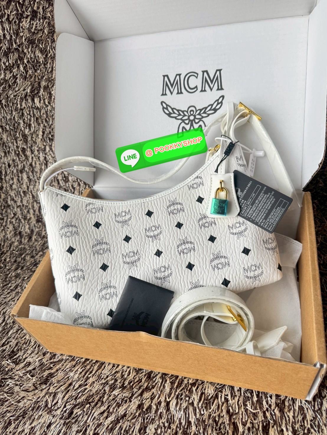 MCM Aren Hobo In Visetos กระเป๋าสไตล์คลาสสิก โดดเด่นด้วยรูปลักษณ์ ที่สามารถสะพายขึ้นไหล่ และยังมีสายสะพายเพิ่มให้1เส้น ต่อเป็นสายยาวสะพายพาดลำตัวได้ ฝากกระเป๋าเปิดปิดด้วยซิป แต่งดีเทลแท็กหนังที่ถอดออกได้และกุญแจพร้อมลูกสลักโลโก้