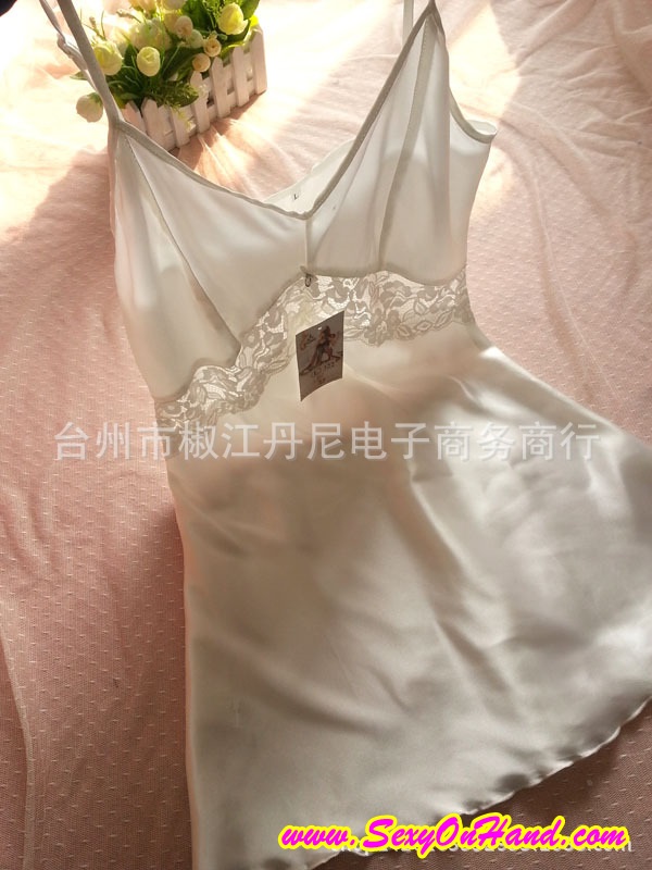 ชุดนอนเซ็กซี่ เซ็ท ชุดคลุมนอนซีทรู เกรดหรู เนื้อผ้าไหมเกรดพรีเมี่ยม สีขาวมุก งานหรู สวยหวานมากคะ