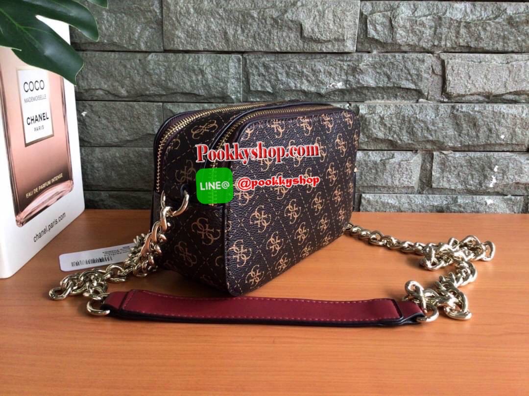 GUESS NOELLE CROSSBODY CAMERA BAG กระเป๋าสะพาย Crossbody รุ่นยอดนิยมหนังเรียบ และ หนังลาย Signature แบรนด์รอบใบ สวยอยู่ทรง ขนาดกำลังดี ด้านหน้ามีโลโก้แบรนด์ เปิดปิดด้วยซิปสะดวกใช้ แบ่งเป็น 2 ช่องซิป ภายในมีโลโก้ซับในลายแบรนด์ ภายในแยกเป็นสัดส่วนใช้งาน ใส่