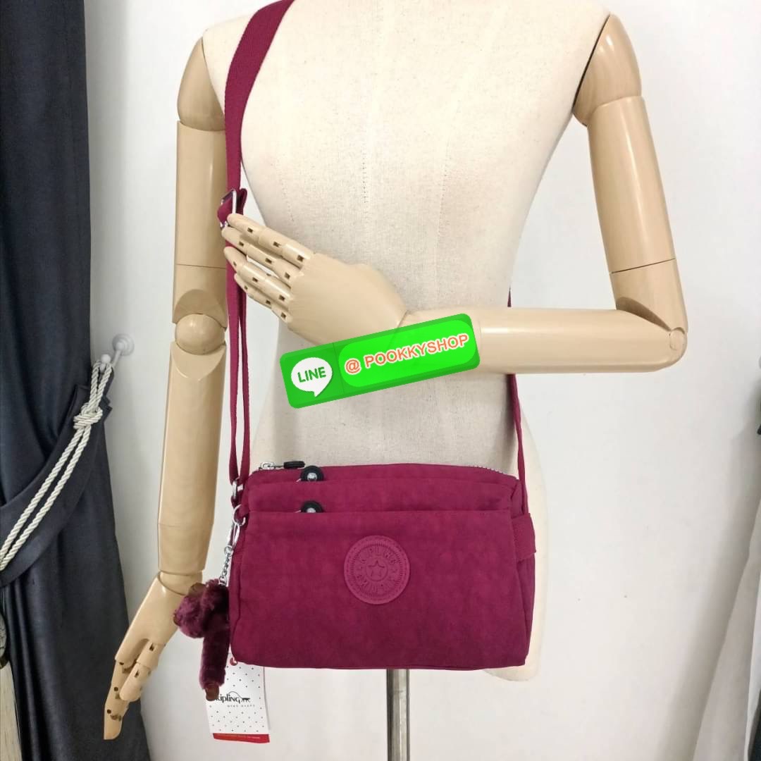 KIPLING Mini Crossbodybag กระเป๋าสะพายข้างขนาดกะทัดรัด ผลิตจากวัสดุ Nylon + ซับใน Polyester100% มีช่องใช้งานแยกย่อยมากถึง 4 ช่อง -ด้านหน้ามีช่องซิป 2 ช่อง -ช่องหลักโล่ง กว้าง จุของใช้ได้เยอะ -ด้านหลังมีช่องซิปอีก 1 ช่อง มาพร้อมพวงกุญเเจลิง สายสะพายยาวสมาร