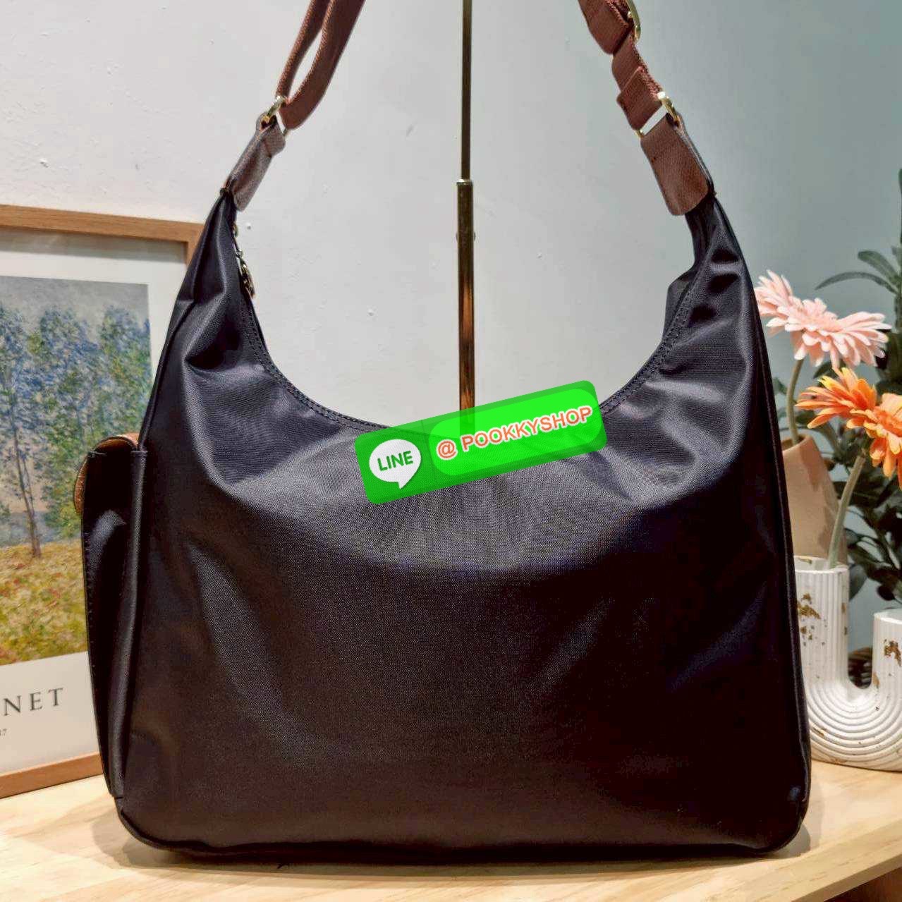 🔆 Model Longchamp le pliage hobo bag 🔆 Details กลับมาอีกครั้งกับรุ่นหายาก กระเป๋าทรงโท้ท ใบใหญ่กำลังดี จุของได้เยอะมากๆ ใส่โน้ตบุ้คได้ ใช้ไปทำงานแมทช์ได้กับทุกไลฟ์สไตล์ ด้านข้างมีกระเป๋าเล็กๆใส่ของจุกจิกหรือโทรศัพท์ได้ เปิด-ปิดกระเป๋าด้วยซ