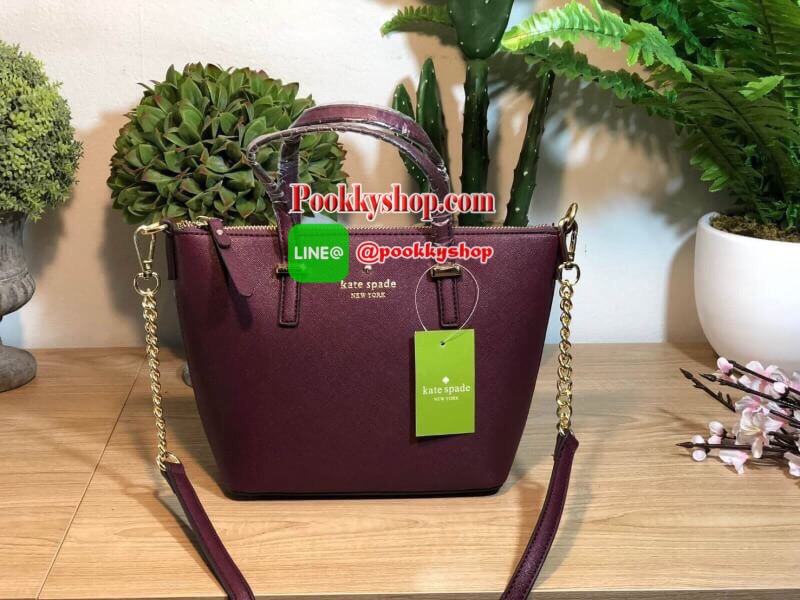 Kate Spade Cedar Street Mini Harmony Crossbody Small Handbag กระเป๋าสะพายใบเล็กสุดน่ารัก วัสดุหนัง Saffiano สวยหรูอยู่ทรงสไตล์ น่ารักไม่ซ้ำใคร ด้านหน้าประดับโลโก้สีทองสวย ภายในมีช่องซิปและช่องเล็ก สามารถใส่ ipad mini กระเป๋าสตางค์ใบยาวของใช้ได้จุกจิกได้เย