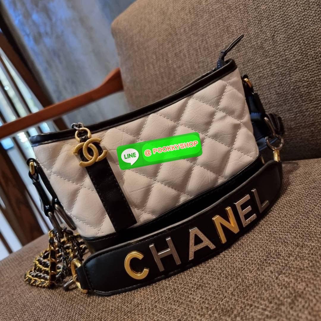 RESTOCK!! LIMITED SHOULDER BAG พรีเมี่ยมกิ๊ฟ Chanel ไซส์คลาสสิค กระเป๋าสะพายข้าง/ไหล่ หนังสังเคราะห์ นิ่ม หรู มาพร้อมพวงกุญแจสัญลักษณ์แบรนด์ พิเศษ!! สายคล้อง jumbo font เพิ่มดีเทลความแพง อะไหล่พร้อมโซ่สะพายสีทองสลับสีเงินรมดำ สามารถสะพาย crossbody หรือสะพ