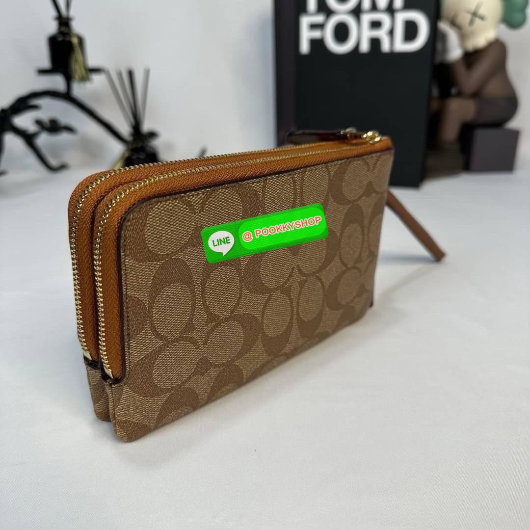 กระเป๋าคล้องมือ COACH 87591 DOUBLE CORNER ZIP WRISTLET IN SIGNATURE CANVAS (COACH 87591 ） กระเป๋าคล้องมือ2เซิปใหญ่ ลายCหนังและ ด้านในเป็นผ้า แบ่งเป็นช่องเล็กๆใส่เหรียญใส่แบงค์ใส่บัตร แล้วแต่จะใส่มีหลายช่อง ใส่โทรศัพท์ได้ทุกรุ่นพร้อมสายคล้องมือ