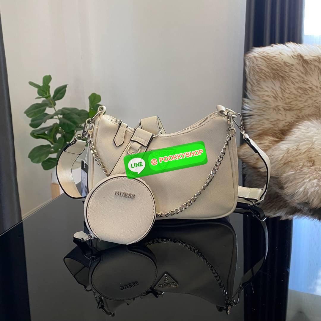รุ่นใหม่ล่าสุด GUESS SHOULDER BAG ซื้อ1ได้ถึง2ไอเท็ม กระเป๋าพอชรูปทรงสวย เปิด-ปิดด้วยซิปด้านในโล่งกว้างมีช่องซิปใส่ของจุกจิก เพิ่มความน่ารักด้วย กระเป๋าใส่เหรียญใบเล็กทรงกลม เฝสามารถถอดใช้แยกได้ มาพร้อมสายโซ่สะพายไหล่ และสายสะพายยาวสามารถปรับระดับได้ฟรีไซ
