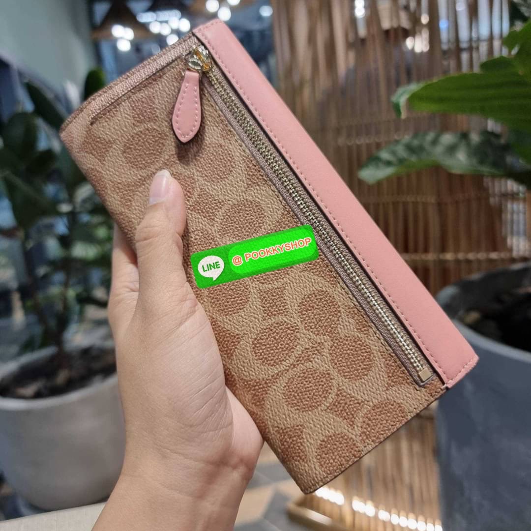 COACH 31547 SOFT WALLET IN COLORBLOCK SIGNATURE CANVAS คัมแบคแล้วน้า กับไอเท็มหายาก กระเป๋าสตางค์ใบยาวแบบพับ ขนาดกำลังสวย ดีไซน์คลาสสิคเอกลักษณ์ วัสดุหนังแคนวาสเคลือบลาย เปิด-ปิดด้วยกระดุม ภายในใส่บัตรได้เยอะ ใส่ธนบัตรได้สบายๆ ใบจริงสวยปังทุกสี ใครมองหากร