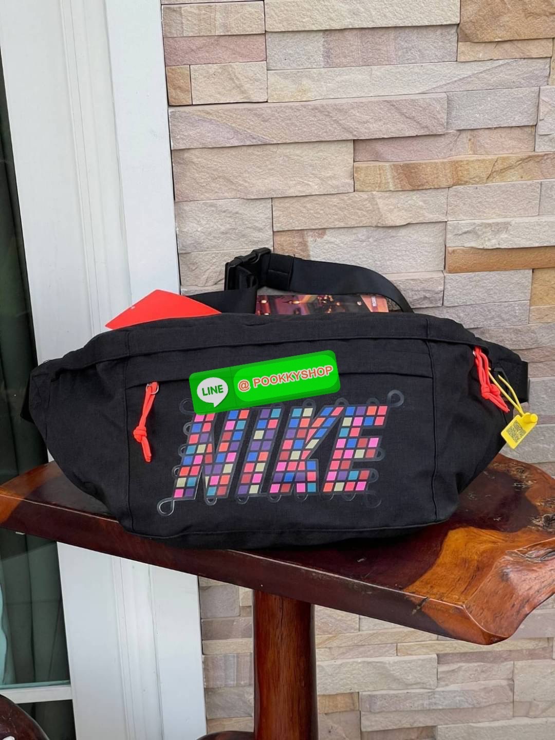 Nike Tech hip pack กระเป๋าคาดเอว Nike Tech รุ่นใหม่ชนช้อป!! ให้คุณหยิบใช้อุปกรณ์กีฬาและพกพาได้อย่างง่ายดาย พร้อมโดดเด่นด้วยกระเป๋าซิป 2 จุดสำหรับเก็บสิ่งของ และสายกระเป๋าแบบปรับได้เพื่อให้แนบกับลำตัว ใช้งานได้คล้องตัว ใส่ของได้จุสมใจเลยคร้า