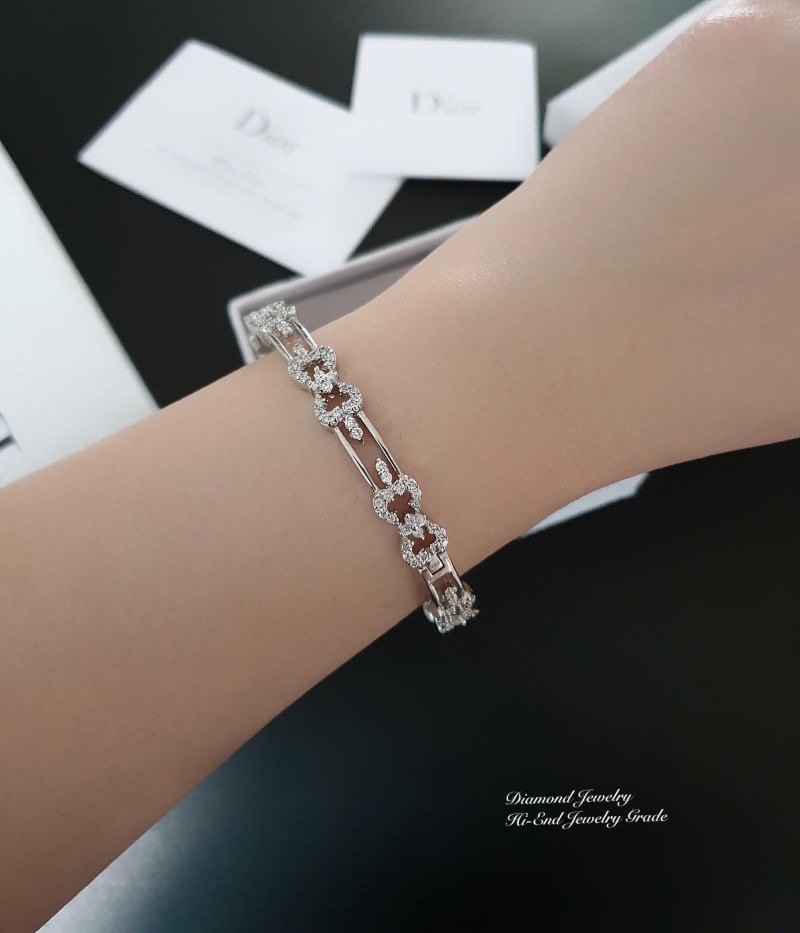 New Arrival !!!! Diamond Bangle กำไลเพชรรอบวงงานสวยมากกกกกทุกแบบค่ะ **เพชร CZ แท้** งานฝังเป๊ะมากกกกกกก หายากคะ ตัวเรือนมีน้ำหนักแต่ไม่หนักมากนะคะ ห้ามพลาดเลยสาวๆ ใส่ออกมาสวยแน่นอนคอนเฟิมคะ ใส่ออกมาสวยมว้ากกกกกกๆๆๆๆๆๆ เลอค่ามากๆค่ะ
