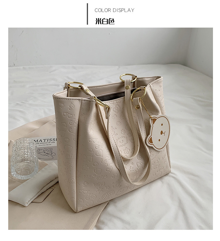 พร้อมส่ง กระเป๋าสะพายไหล่ทรง Shopping หนัง PU ปั๊มลายนูนน่ารักๆ ใบใหญ่จุของได้เยอะ มีซิปเปิดปิด แถมพวงกุญแจหมี