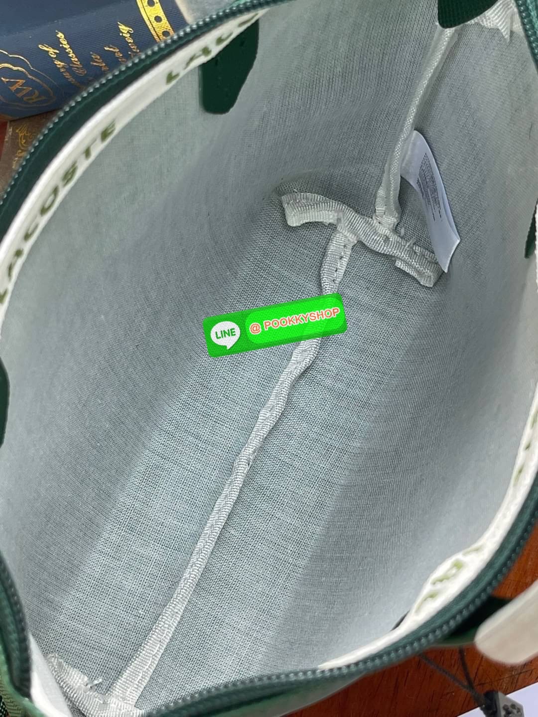 ลาคอส Women's L.12.12 Concept Petit Piqué Zip Tote กระเป๋าสะพายข้างทรง mini tote วัสดุ pvc100% เปิดปิดด้วยซิปเดียวด้านบนสะดวกใช้งาน ใส่มือถือได้ทุกรุ่น ด้านหน้ามีดีเทลโลโก้ปักดูโดดเด่น สายของกระเป๋ารุ่นนี้สามารถปรับความยาวได้ฟรีไซส์ เลือกสะพายได้ ไ