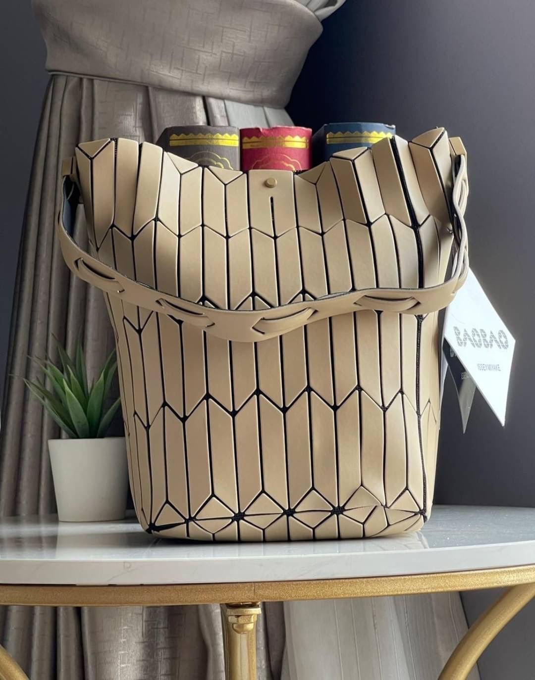 💕Baobao Issey Miyake Large Bucket กระเป๋าบัคเก็ตขนาดใหญ่สามารถใช้ใส่ร่มพับได้หรือขวดน้ำขนาดเล็กได้ ซีรีย์ใหม่นี้มีจุดเด่นที่แผ่นรูปทรงสี่เหลี่ยมด้านขนานในแนวตั้ง เกิดเป็นรูปทรงสามมิติซึ่งแตกต่างไปจากรูปทรงที่เกิดขึ้นจากแผ่นสามเหลี่ยม หูหิ้วสามารถข