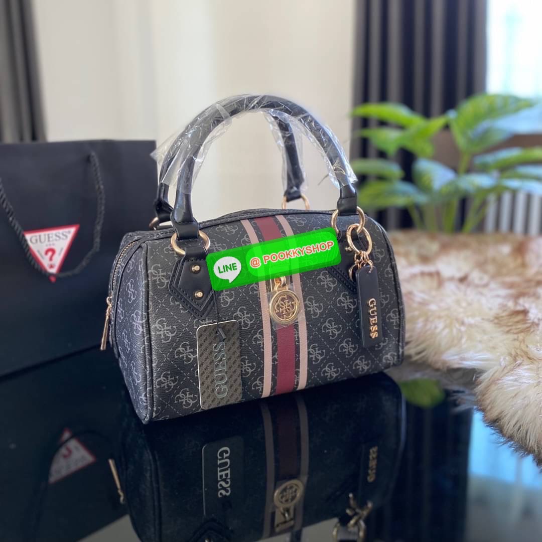 GUESS JENSEN BOX SATCHEL กระเป๋าทรงหมอน ประดับพวงกุญแจโลโก้แบรนด์ด้านหน้ากระเป๋า มีหมุดรองฐานตั้งอยู่ทรง มาพร้อมกับสายสะพายยาวปรับระดับได้ ภายในซับในตราแบรนด์อย่างดี รุ่นนี้สวยงามมากค่ะ สินค้าถ่ายจากงานจริง ใครได้ไปรับรองไม่ผิดหวัง❤️