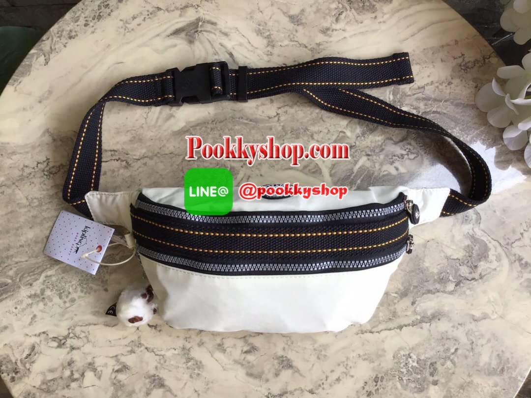 กระเป๋าคาดอกหรือคาดเอว KIPLING YASEMINA Fanny Pack วัสดุด้านนอก Nylon +polyester วัสดุกันน้ำ ด้านหน้ามี 2 ช่องใช้งาน แยกเป็นสัดส่วน ใส่มือถือได้ กระเป๋าเงินใบยาว พร้อมสายคล้องพวงกุญแจ และ พวงกุญแจลิงสัญลักษณ์แบรนด์ สายสะพายเลื่อนปรับความยาวได้ สีสันสดใส น